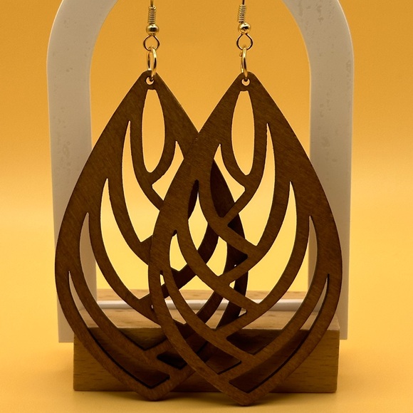 Beautiful carved wooden earrings - Picture 1 of 3